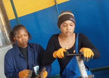 Femme et métier: à la rencontre de Djené Kaba qui pratique la mécanique au CEPERTAM