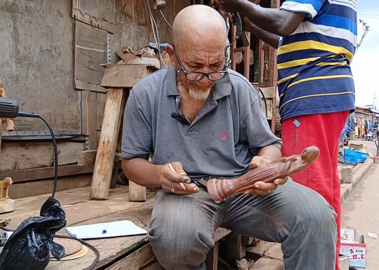 Kankan : À la rencontre de Ahmed Diané, sculpteur depuis 31 ans environ. 