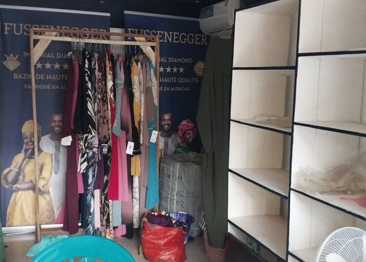 Insécurité à conackry: une boutique de vente d&rsquo;habits vidée de son contenu. Plus de 90 000 dollars emporté selon la victime.