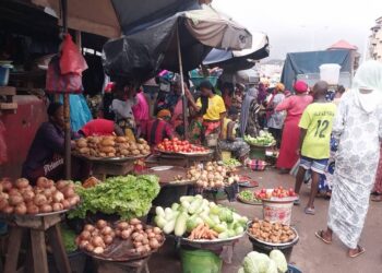Occupations anarchiques de la chaussée: au marché de Sonfonia les marchandes justifient leur présence par le manque de place dans ledit marché