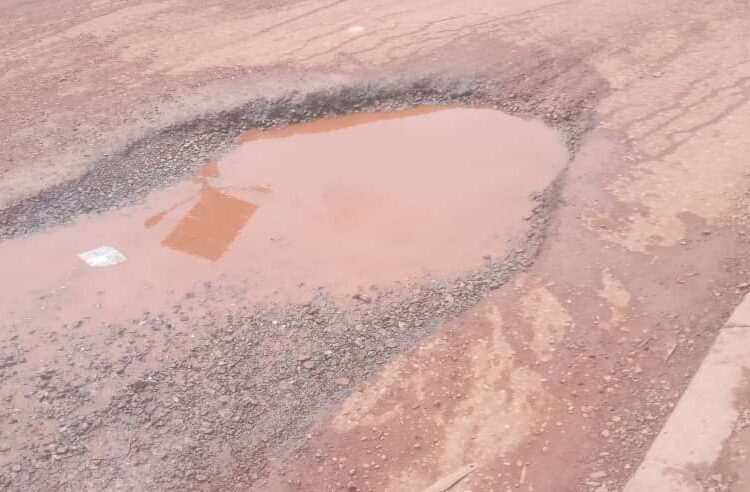 Kankan: les usagers interpellent les autorités locales à porter un regard sur le rond-point de Missira, en état de dégradation poussée.