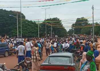 Kankan: les élèves contraints d&rsquo;arrêter les cours pour accueillir l&rsquo;épouse d&rsquo;Ousmane Gaoual Diallo.