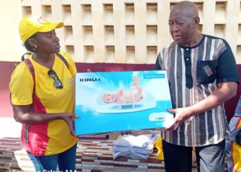 Coyah/ Caravane de santé : La société Fouani et Frères offre de matériels médicaux à l&rsquo;hôpital préfectoral de Coyah, et des kits alimentaires à des mères de familles
