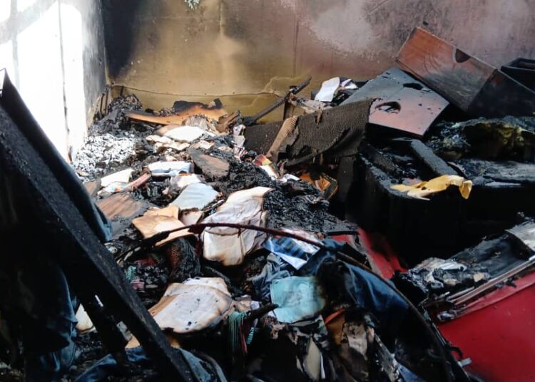 Kankan: une maison de 4 chambres et salon partis en fumée par un incendie.