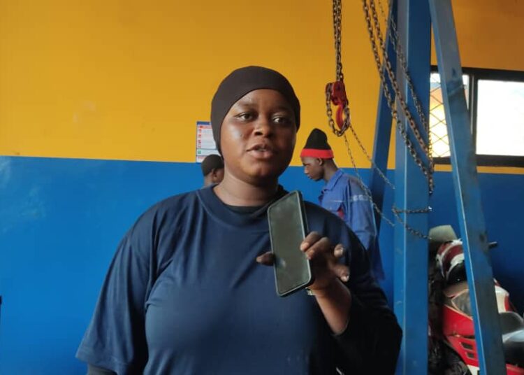 Célébration du Mois de la Femme : Rencontre avec Mlle Macka Diallo, une future entrepreneure dans le secteur de la mécanique.