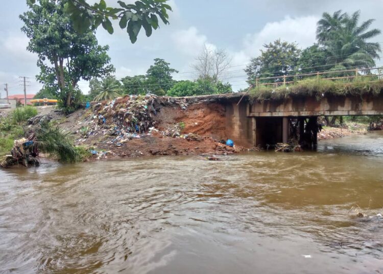 Alerte Info: le pont qui relie le quartier negueya à celui de kenende sur la route nationale N3 risque de s’effondrer.