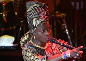 Musique : Angélique Kidjo, première Africaine étoilée à Hollywood