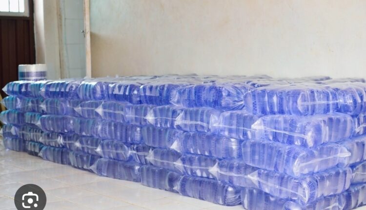 Sachets plastiques d’eau autorisés temporairement en Guinée